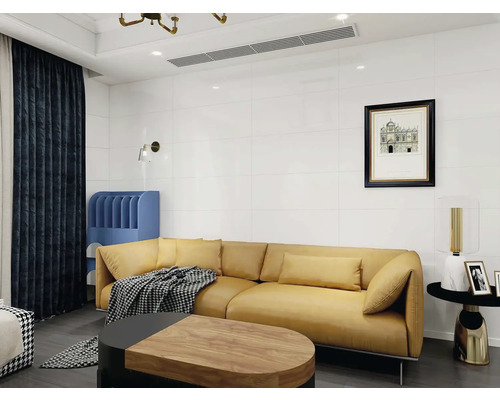 Svetlá obývacia izba s pohovkou, konferenčným stolíkom a dekoráciami