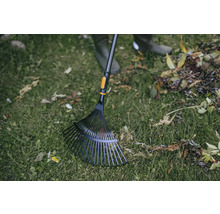 Hrabľe na lístie používané na trávniku s lístím