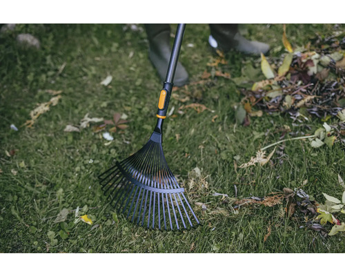 Hrabľe na lístie používané na trávniku s lístím