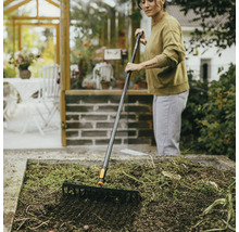 Žena hrable záhradný záhon záhradnými hrabľami