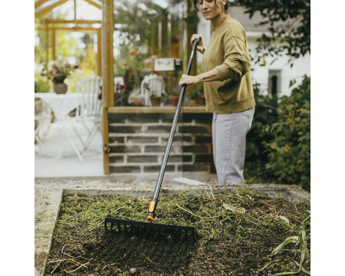 Žena hrable záhradný záhon záhradnými hrabľami