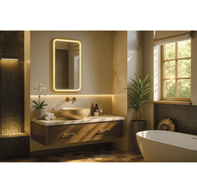 Moderná kúpeľňa s umývadlom, zrkadlom s osvetlením a vaňou.