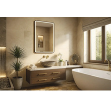 Svetlá kúpeľňa s umývadlom, zrkadlom s osvetlením, vaňou a dekoratívnymi prvkami