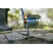 Škrabka na škáry a hrany pri použití na dlažobných kockách