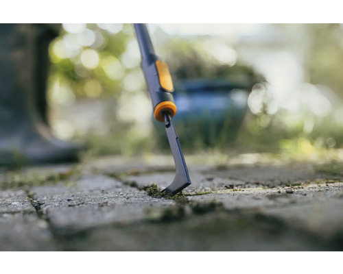 Škrabka na škáry a hrany pri použití na dlažobných kockách