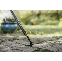 Nástroj na odstraňovanie buriny pri použití na dlažobných kockách