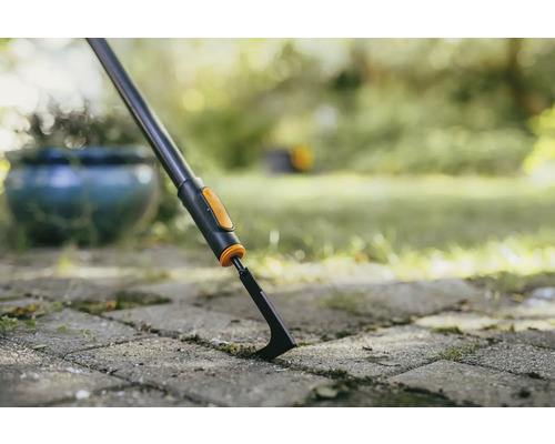 Nástroj na odstraňovanie buriny pri použití na dlažobných kockách