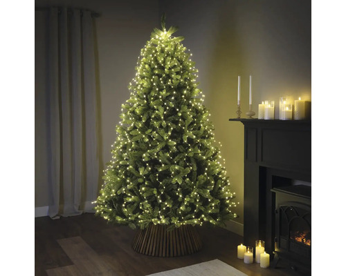 Ozdobený vianočný stromček so svetelnou reťazou v obývacej izbe.