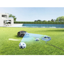 Robotická kosačka na trávniku s futbalovou loptou, kameňom a záhradnou hadicou