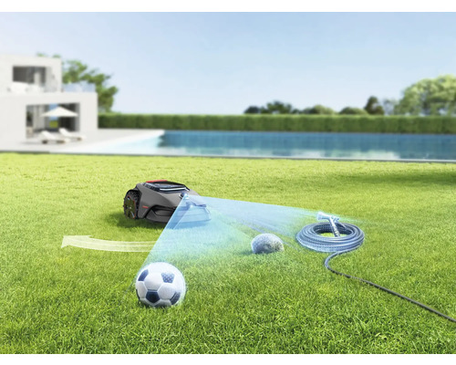 Robotická kosačka na trávniku s futbalovou loptou, kameňom a záhradnou hadicou