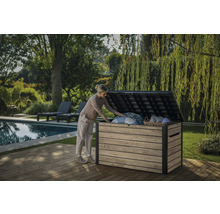 Žena otvára záhradnú truhlicu na drevenej terase vedľa bazéna a záhrady.