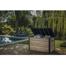 Záhradná scéna s otvoreným plastovým úložným boxom na terase s bazénom a ležadlami