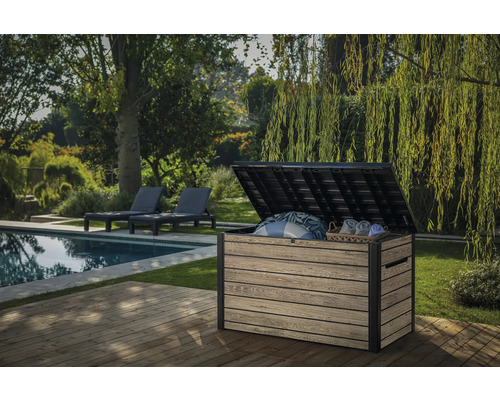 Záhradná scéna s otvoreným plastovým úložným boxom na terase s bazénom a ležadlami