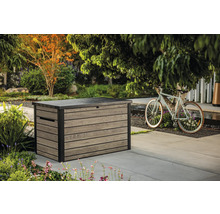 Fotografia plastového úložného boxu v záhrade s dekoráciou bicykla