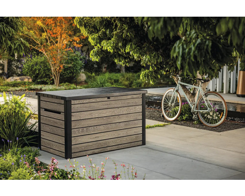 Fotografia plastového úložného boxu v záhrade s dekoráciou bicykla