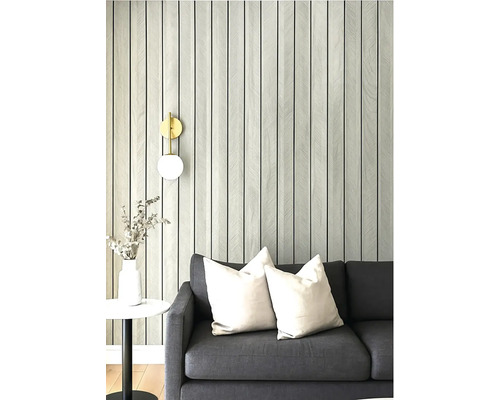 Obývacia izba so sivou pohovkou, vankúšmi a tapetou so vzorom pruhov