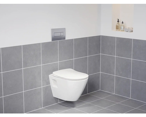 Moderná kúpeľňa so závesným WC, ovládacím panelom a sivými obkladmi