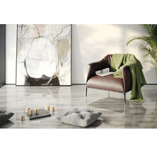 Obývacia izba s kreslom, dekou, vankúšmi, abstraktným umením a hrou piškvorky