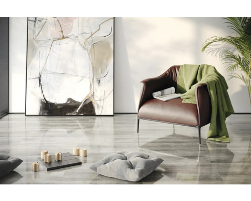 Obývacia izba s kreslom, dekou, vankúšmi, abstraktným umením a hrou piškvorky