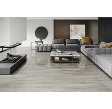 Obývacia izba s pohovkou, konferenčným stolíkom a krbom na drevenej podlahe