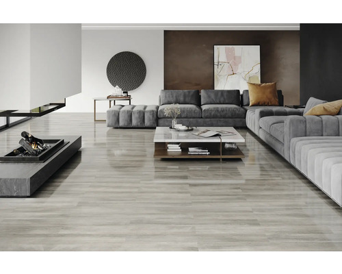 Obývacia izba s pohovkou, konferenčným stolíkom a krbom na drevenej podlahe