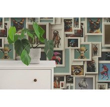 Dekoratívna tapeta so zvieracími motívmi v rámoch obrazov