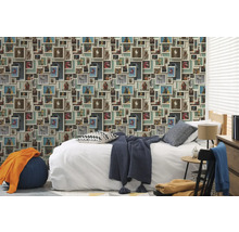 Spálňa s tapetou s portrétmi zvierat v rámoch.