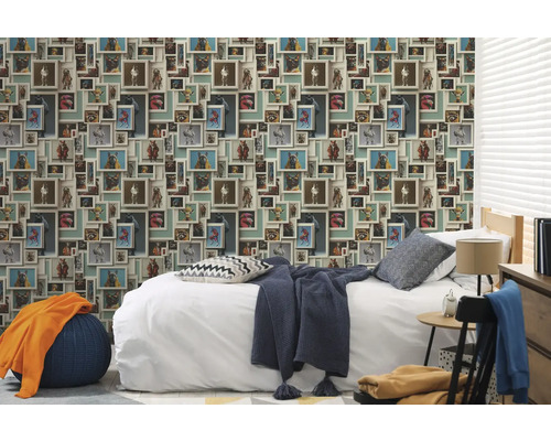 Spálňa s tapetou s portrétmi zvierat v rámoch.