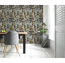 Jedáleň s fototapetou s motívmi zvierat, jedálenským stolom, stoličkami a izbovou rastlinou.