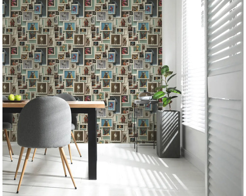 Jedáleň s fototapetou s motívmi zvierat, jedálenským stolom, stoličkami a izbovou rastlinou.