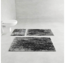 Kúpeľňa s tromi kúpeľňovými koberčekmi