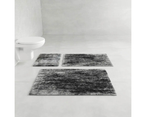 Kúpeľňa s tromi kúpeľňovými koberčekmi