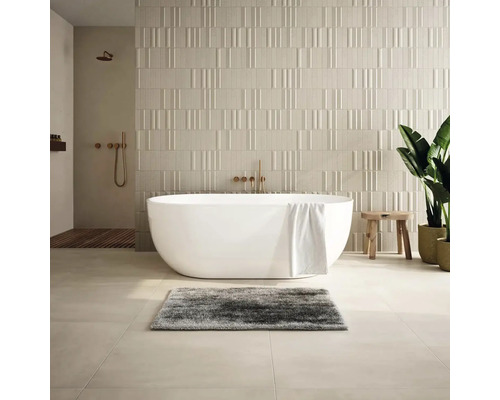 Moderná kúpeľňa s voľne stojacou vaňou, štruktúrovanými obkladačkami a drevenými prvkami.