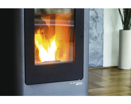 Detailný pohľad na kachle na pelety s horiacim ohňom za sklom a logom Haas und Sohn