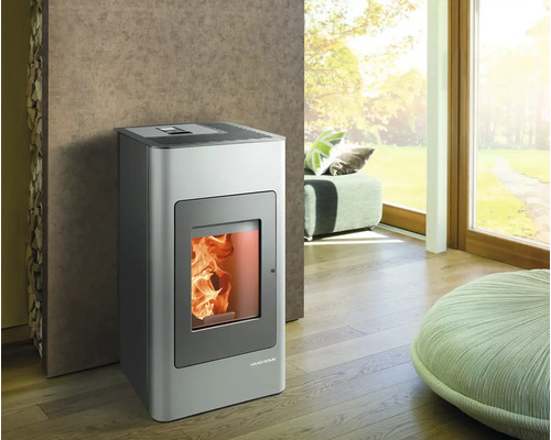 Pec na pelety Haas und Sohn v obývacej izbe s oknom a posedením