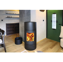 Obývacia izba s krbovými kachľami, drevenou podlahou a policami