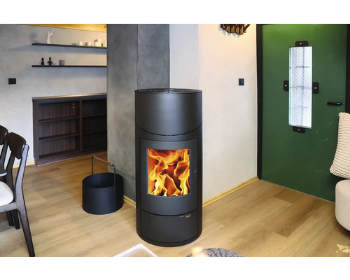 Obývacia izba s krbovými kachľami, drevenou podlahou a policami