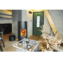 Obývacia izba s kachľami, stolom a stoličkami