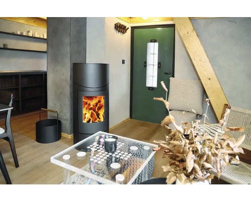 Obývacia izba s kachľami, stolom a stoličkami