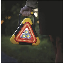 Trojuholníková výstražná lampa s LED v ruke