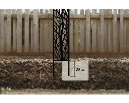 Dekoratívna zástena na záhradný plot z kovu so stromovým vzorom, upevnená v 20-centimetrovom betónovom základe.