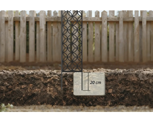 Ozdobný záhradný stĺpik so základným kameňom v zemi a 20-centimetrovou značkou