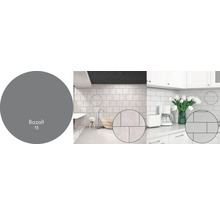 Kúpeľňa a kuchyňa s obkladmi stien v rôznych odtieňoch šedej a detaily dlaždíc.