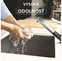 Osoba žmýka handru nad drezom, text: Vysoká odolnosť