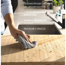 Osoba čistí dosku na krájanie handrou. Handra je sivá s farebným pruhom.