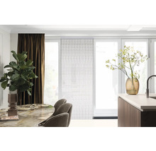 Obývacia izba s jedálenským stolom, stoličkami, závesmi a panelovými závesmi pred terasovými dverami