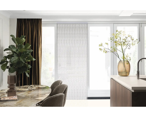 Obývacia izba s jedálenským stolom, stoličkami, závesmi a panelovými závesmi pred terasovými dverami