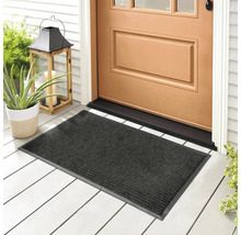 Sivá rohožka pred vchodovými dverami na verande s rastlinami a lampášom