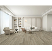 Svetlá obývacia izba s podlahou so vzhľadom dreva, kreslom a pohovkou