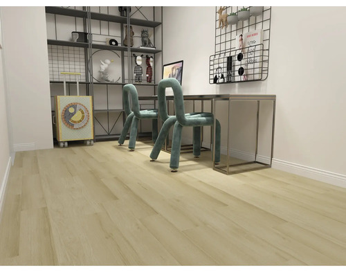 Izba so stolom, stoličkami a regálom